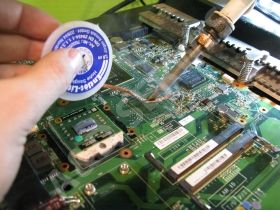 A&D Serwis naprawa laptopów Fujitsu Siemens, oczyszczenie pól lutowniczych.